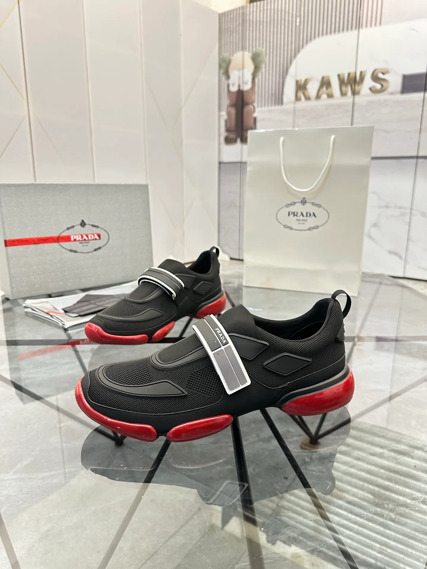 Men's shoes: 💰P500¥ High-end top quality Product trademark: Prada *"Prada*" low-top casual shoes Regular size: 38-45 (can be customized to 46) One size larger Product materials: imported breathable fly weave upper, professional glue-making process, breathable lining, cowhide foot pads, original outsole. No.: 001